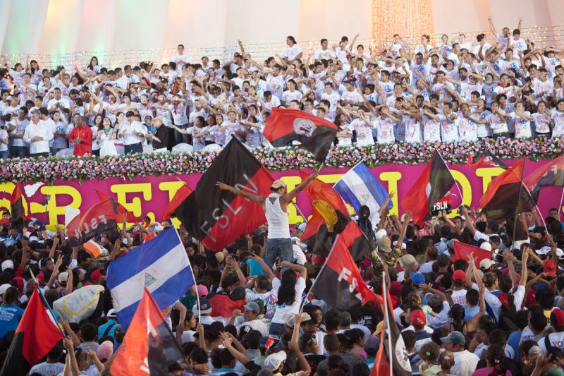 Никарагуа траур. Сандинистская партия Никарагуа. Революция в Никарагуа. Никарагуа политические партии. Флаг революции в Никарагуа.