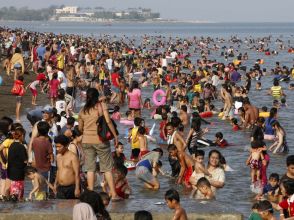 filipinos-celebrate-easter-at-beach