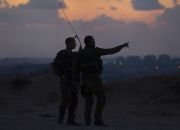 israeli-soldiers-overlook-gaza