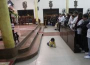 vietnam-catholics-at-prayer