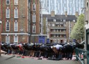 uk-muslims-pray-on-street