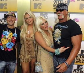 WWE rumors: Steve Austin leaves Hulk Hogan return at the hands of Vince ...