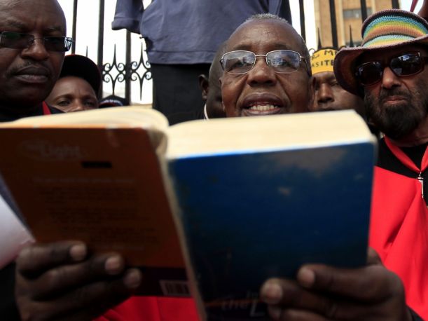 kenyan-rev-timothy-njoya-reads-bible